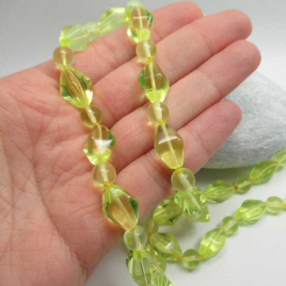 Uranium Glass vintage bead necklace - Picture 6 of 10